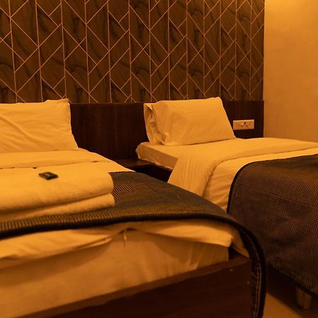 The Flamboyant Natraj Hotel Bharuch Exterior foto