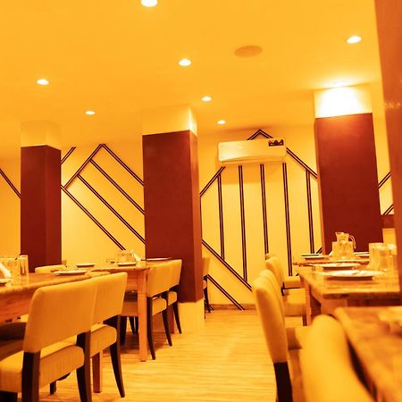 The Flamboyant Natraj Hotel Bharuch Exterior foto
