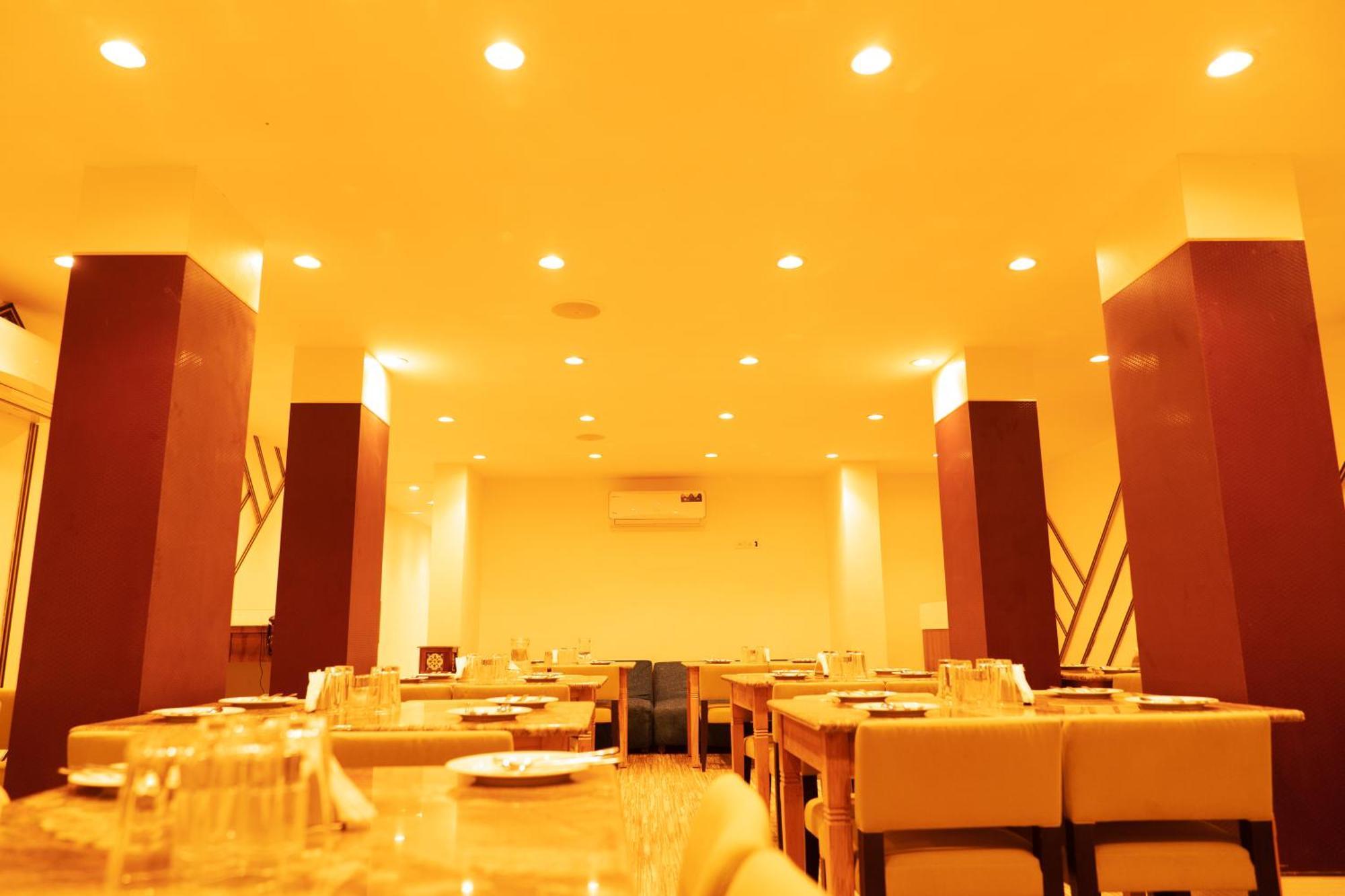 The Flamboyant Natraj Hotel Bharuch Exterior foto