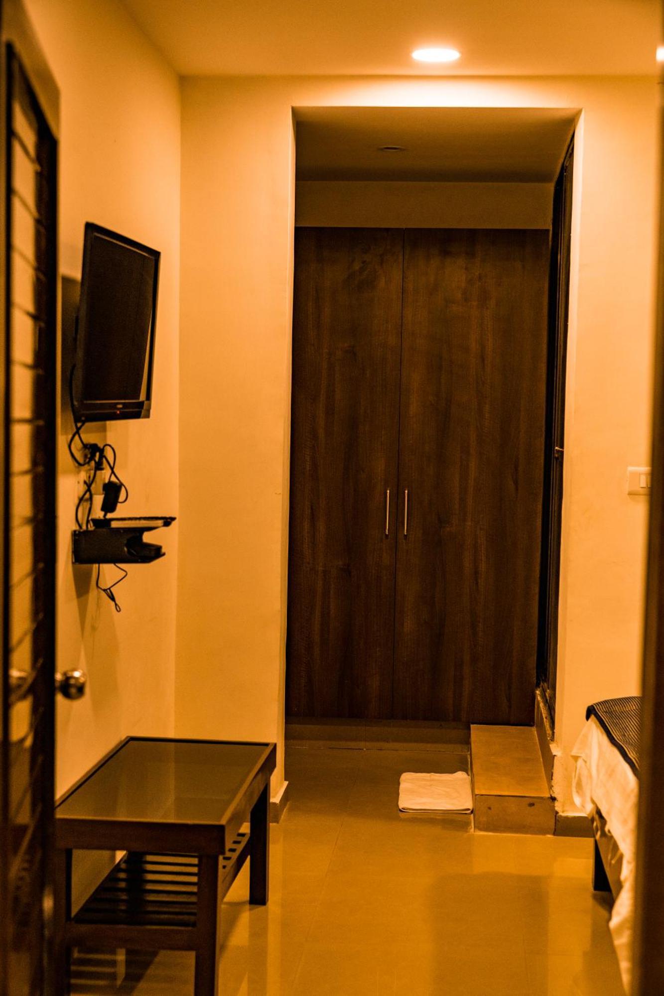 The Flamboyant Natraj Hotel Bharuch Exterior foto