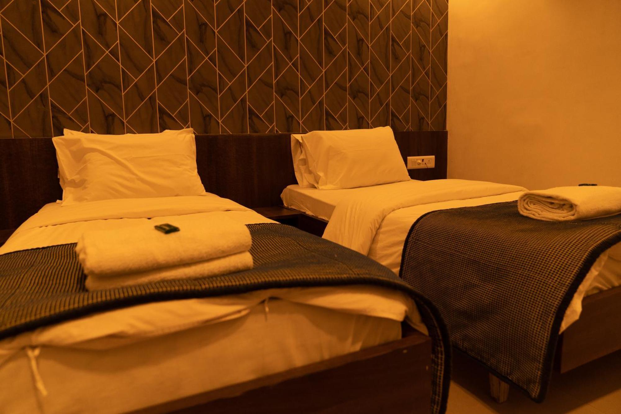The Flamboyant Natraj Hotel Bharuch Exterior foto