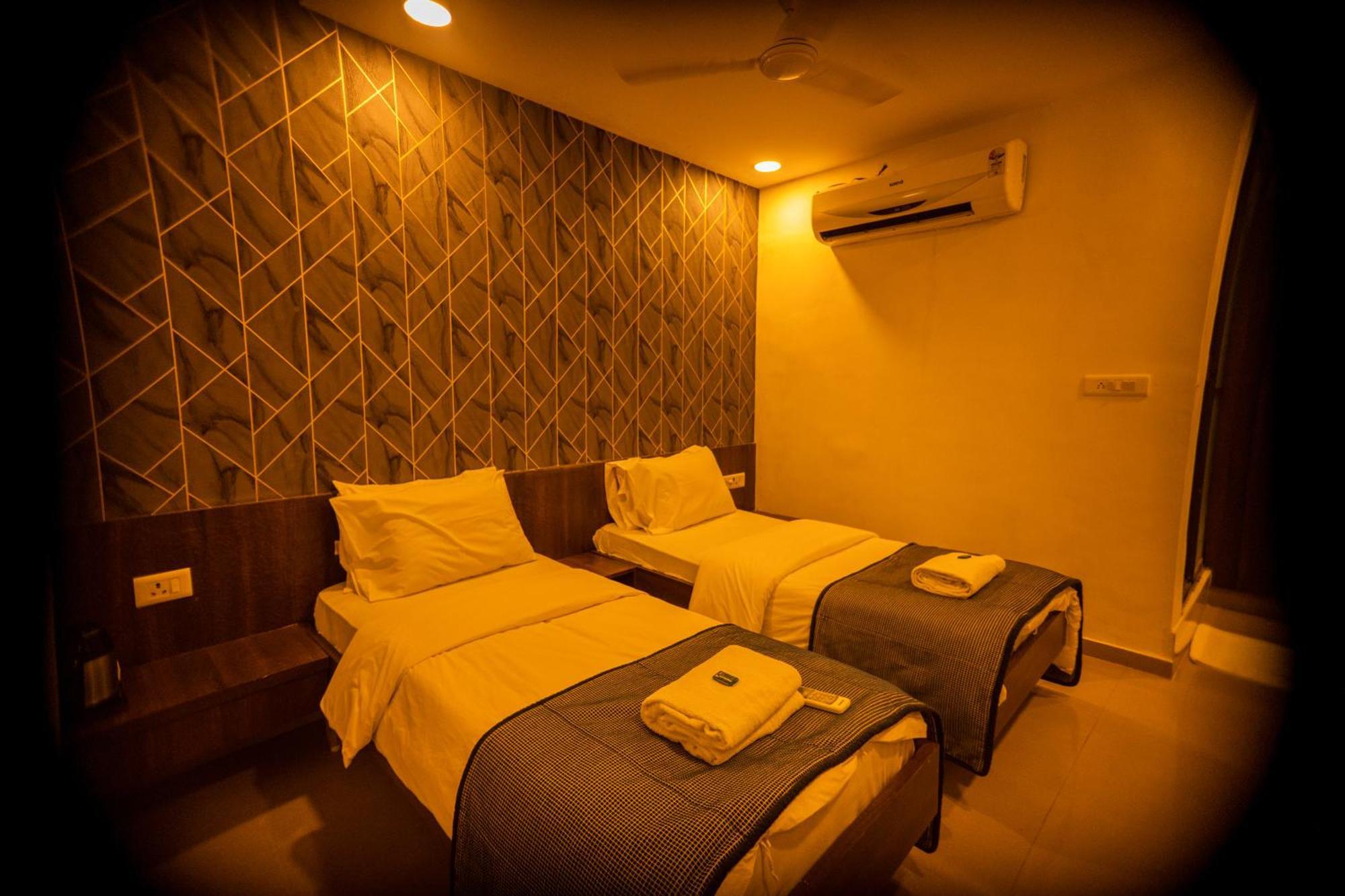 The Flamboyant Natraj Hotel Bharuch Exterior foto