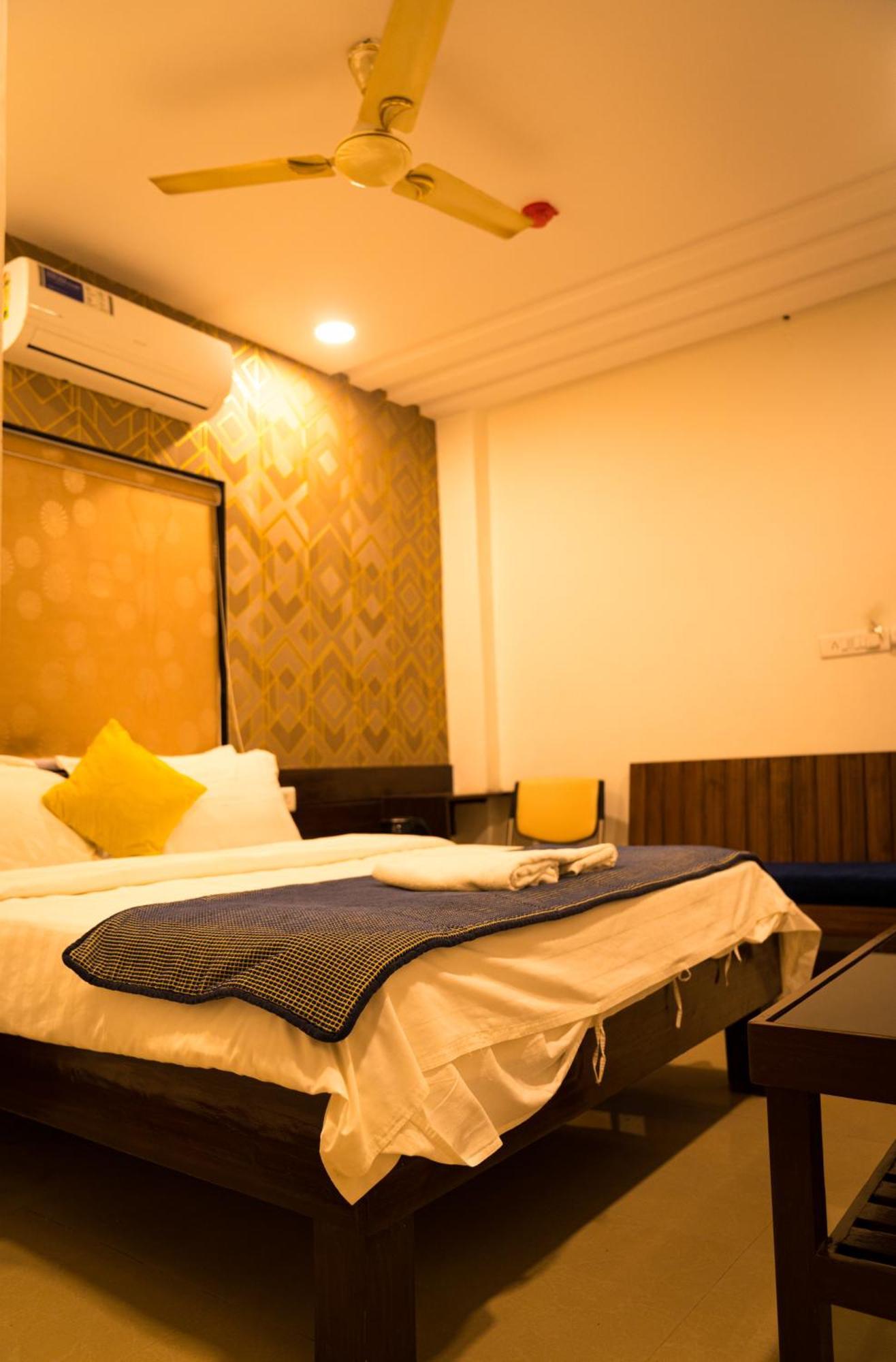 The Flamboyant Natraj Hotel Bharuch Exterior foto